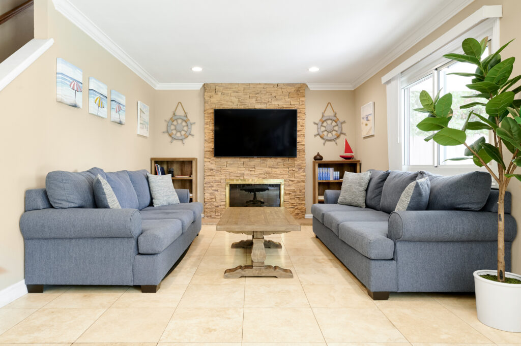An image of the Gratitude Lodge property living room, an inpatient rehab center