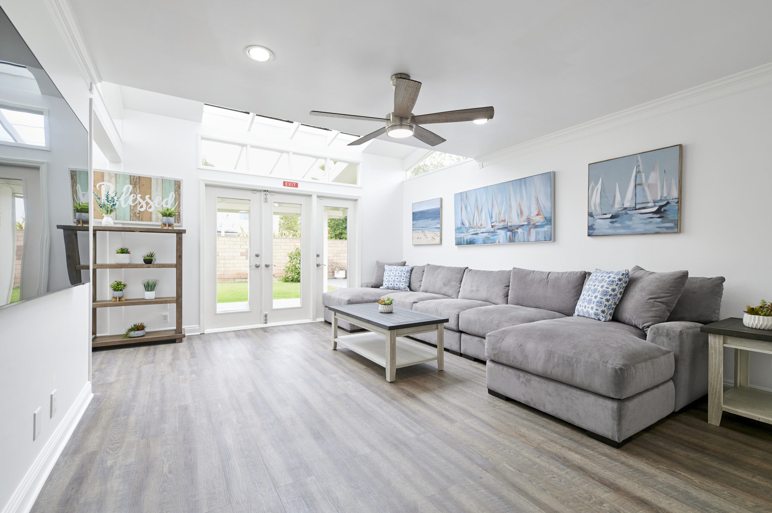 image of the living room of Gratitude Lodge rehab facility