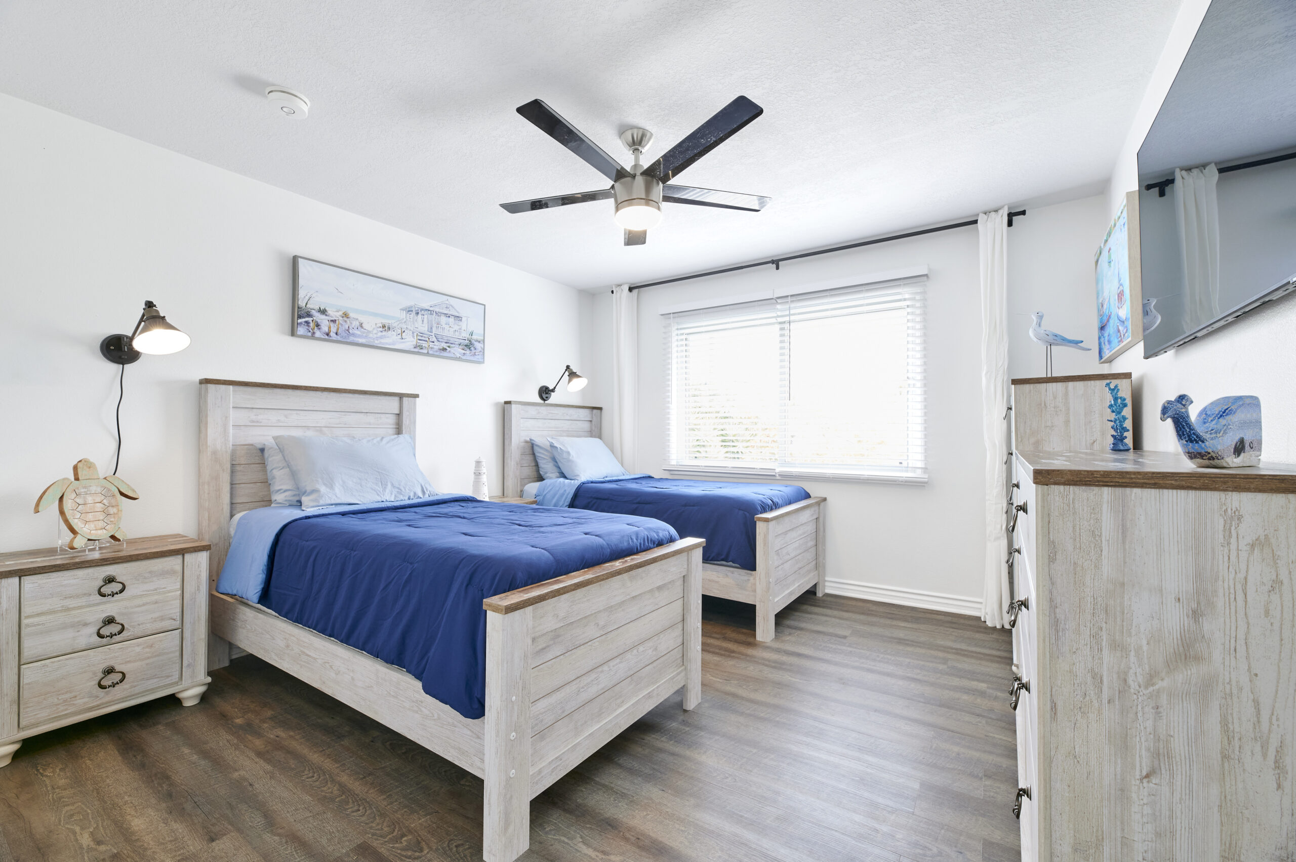 image of 2 beds in a bedroom of Gratitude Lodge rehab facility