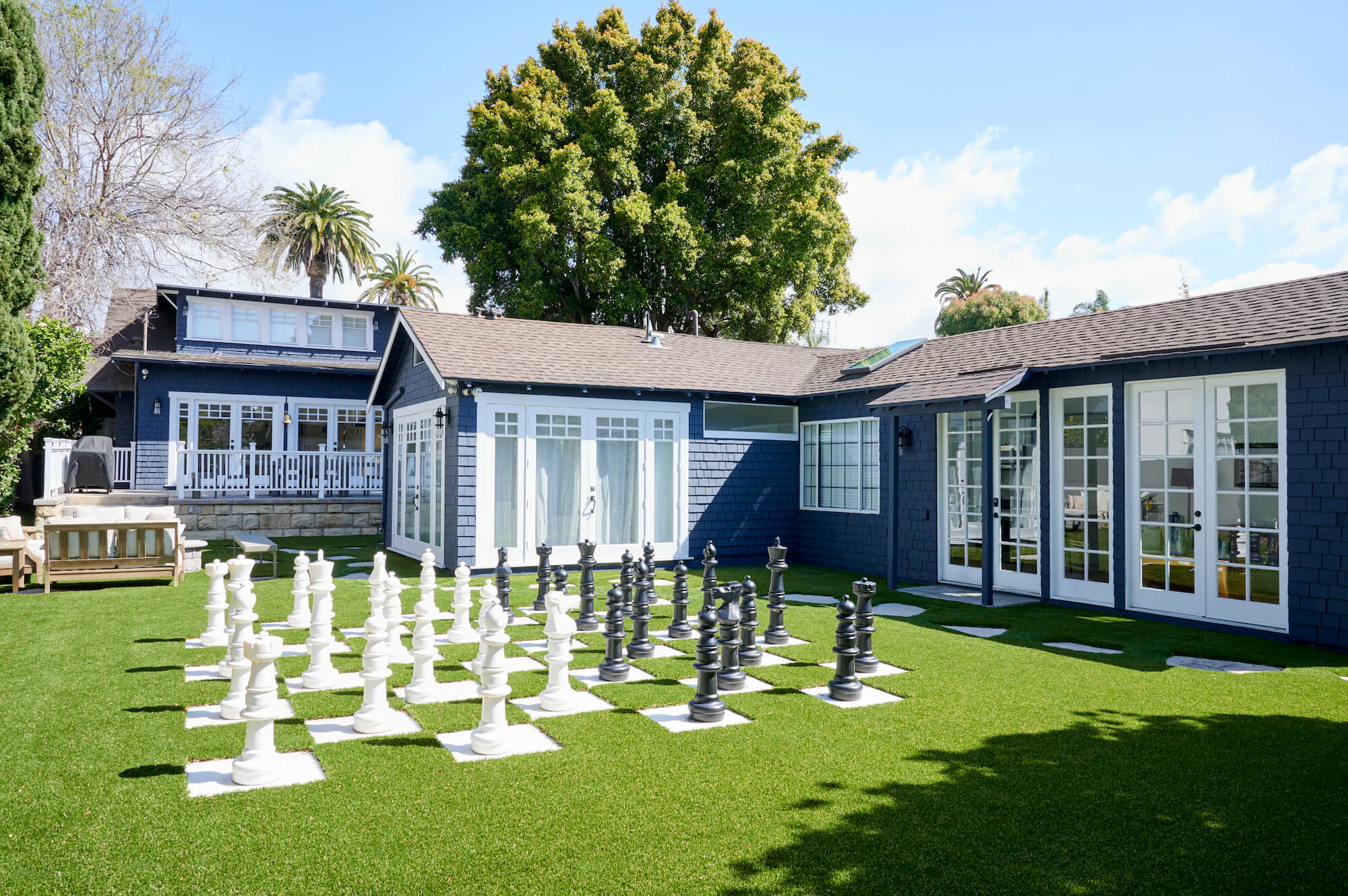 an image of Gratitude Lodge's Long Beach rehab backyard