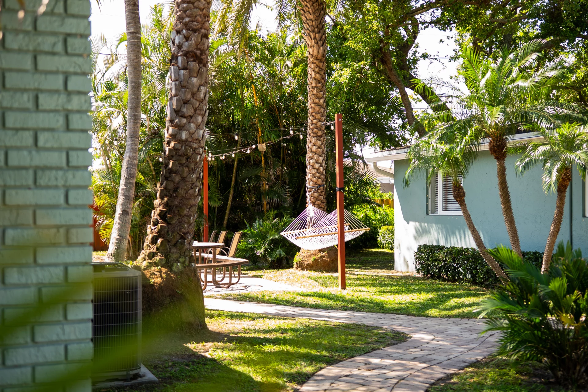 backyard-hammock-outside-sober-living-environment-renaissance-recovery-florida-1.webp