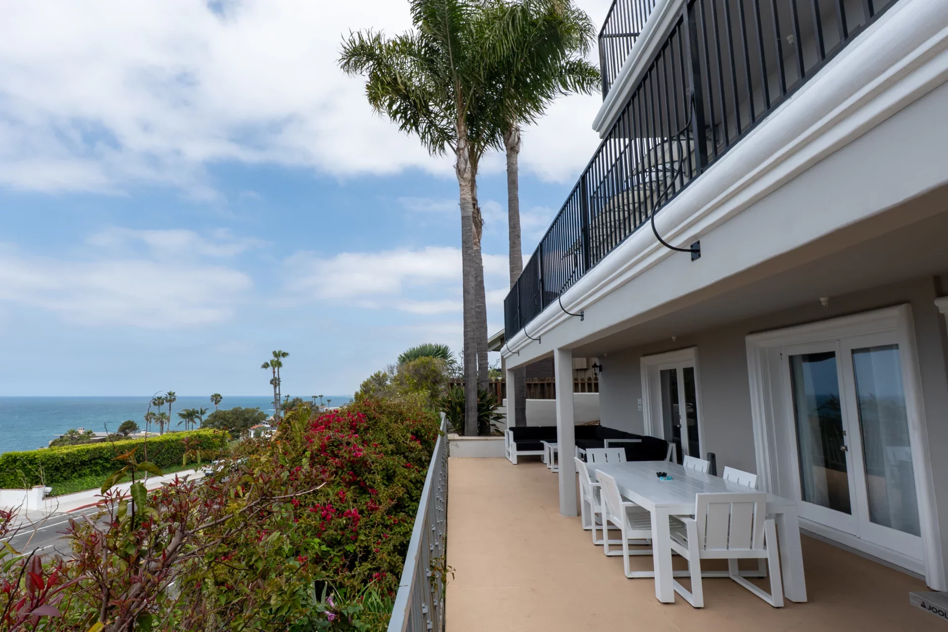 detox-laguna-beach-residential-treatment-lower-deck-with-ocean-view